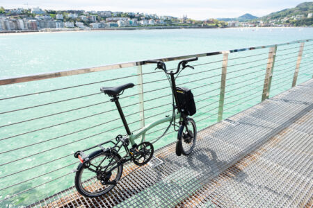 Una bicicleta apoyada en el barandado cerca del mar